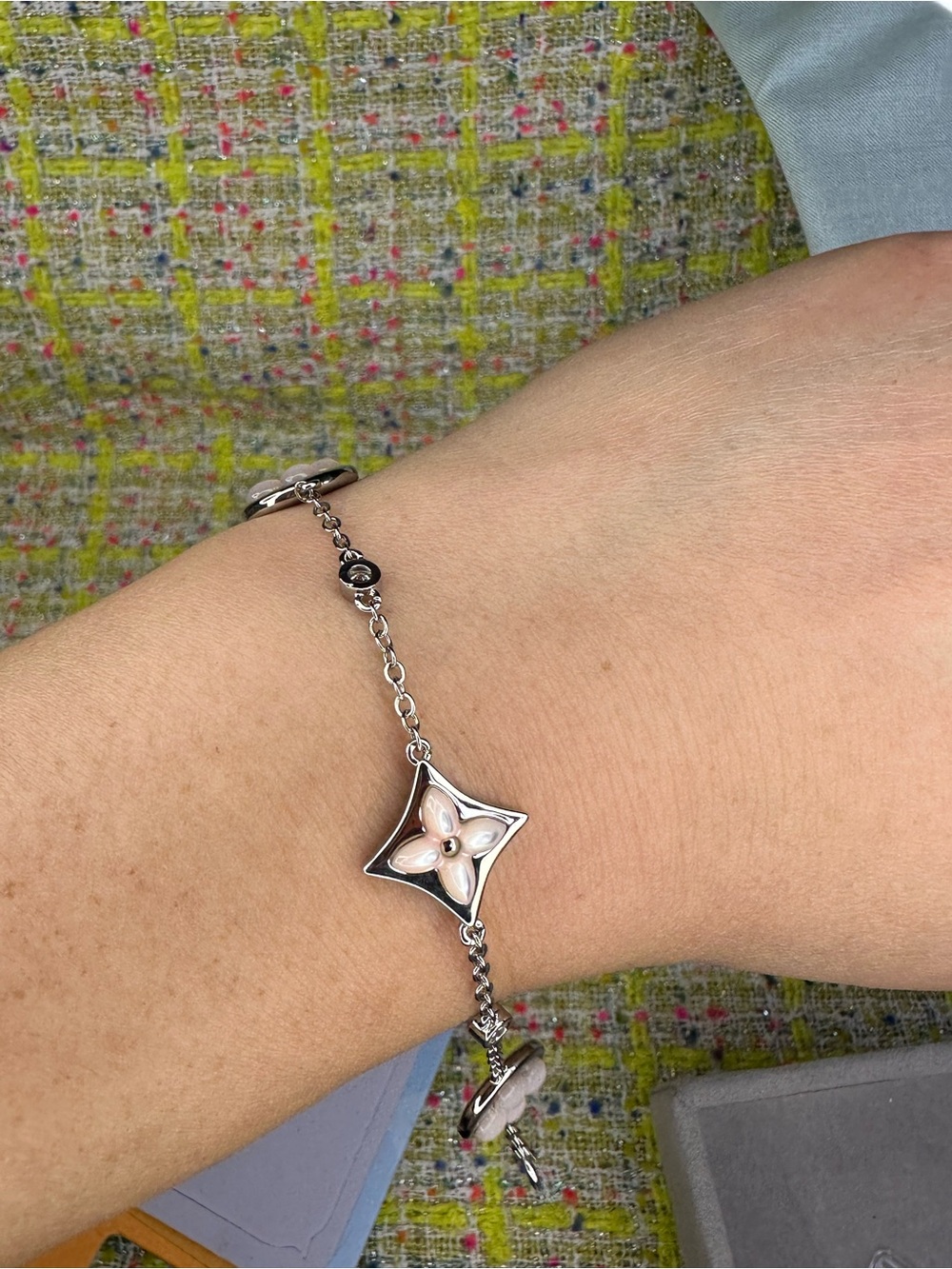 AA great Sterling Silver Pink Mother-of-Pearl Flower Charm Bracelet